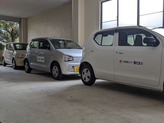 送迎車が並ぶ車庫