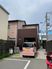 手前にピンクの車外観