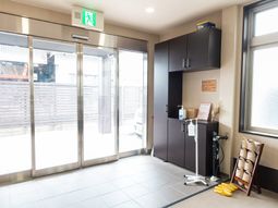 明るい施設のエントランス