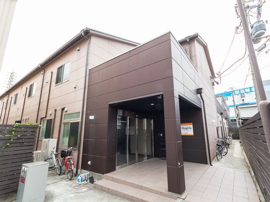 現代的な建物のエントランス