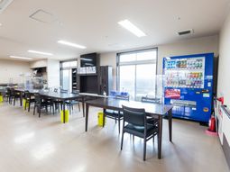 広々とした明るい食堂