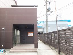 茶色の壁の建物入口