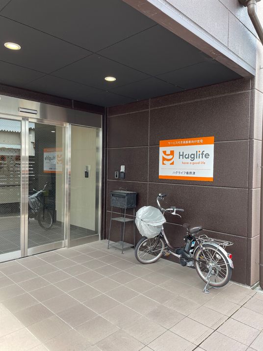 玄関に自転車と看板