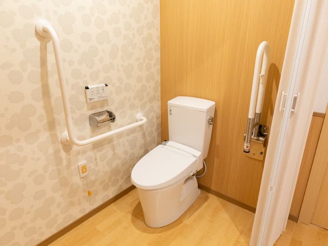 バリアフリートイレ トイレ 安全を配慮した握りやすい手すり付きのトイレです。明るく清潔感のある環境で快適にお使いいただけます。