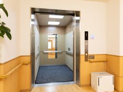 明るい廊下のエレベーター