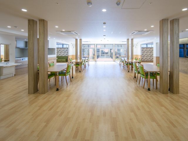広々とした明るい食堂 食堂 木目調の床と自然な色合いの椅子が、あたたかな雰囲気の食堂を演出しています。ここで食事やコミュニケーションを通して、心地よい時間を過ごせるでしょう。