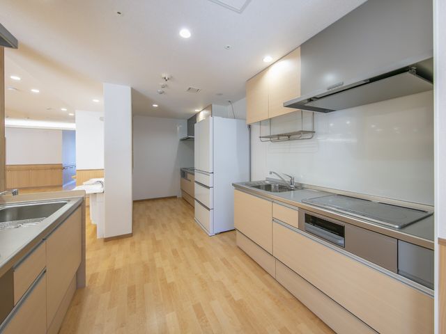 キッチンの明るい空間 キッチンスペース 広々としたキッチンには、清潔感のあるシンクや冷蔵庫が配置され、快適な料理環境が整えられています。