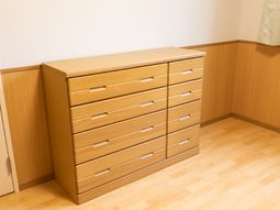 整然とした洋室のタンス