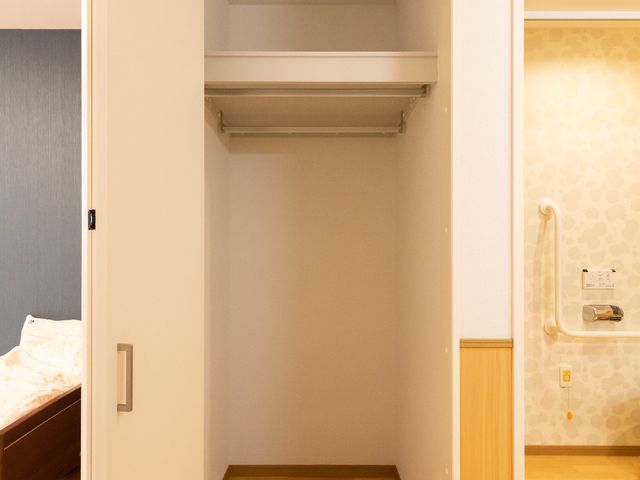 清潔なクローゼットと洗面台 居室 整理整頓がしやすい広々としたクローゼットが特徴の居室です。ご自身の好みに合わせて、快適な生活空間を演出できます。