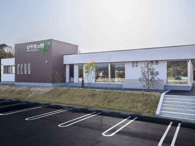 新しい施設外観 駐車場 整った駐車場とモダンな建物が印象的です。働きやすい環境が整っており、訪れる方を温かくお迎えします。