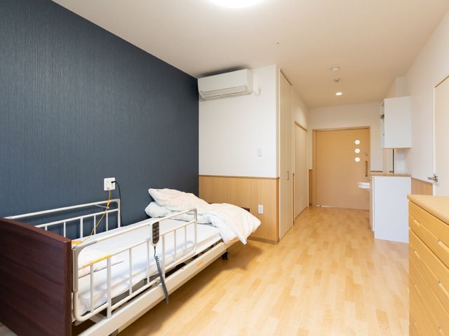 居心地の良い明るい居室 居室 ゆとりのスペースが確保された居室です。快適な生活が送れる環境が整っております。