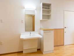 清潔な洗面台と鏡