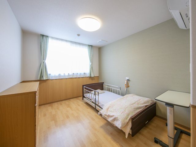 居心地の良い居室空間 居室 ゆとりのある居室で明るく清潔感のある環境を提供しており、快適な日々を送ることができます。