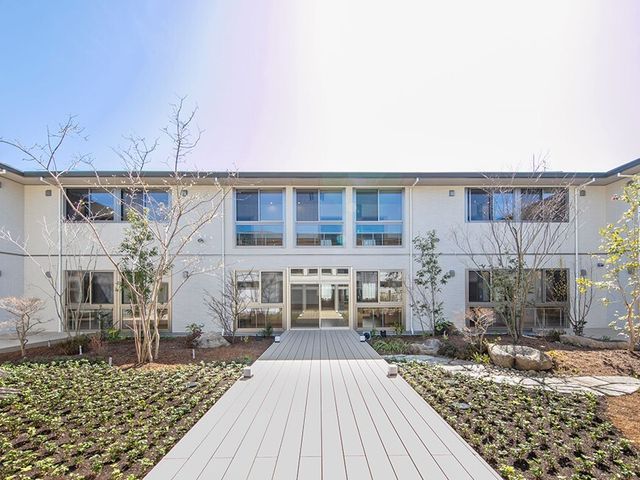 中庭の明るい施設外観 外観 ゆったりとした歩道を備えた施設前庭です。緑豊かな植栽に囲まれており、心地よい環境でのお仕事が期待できます。