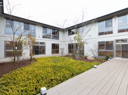 白壁の建物と緑豊かな中庭