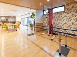 リハビリ機器とダイニングスペース