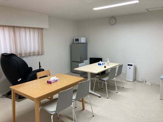 休憩室のテーブル席  