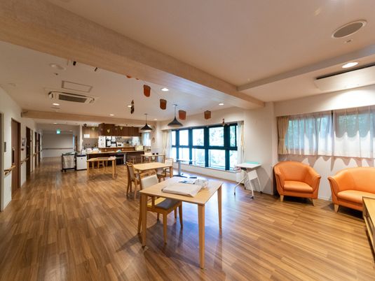 明るい共用食堂  