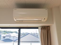 窓上の空調設備  