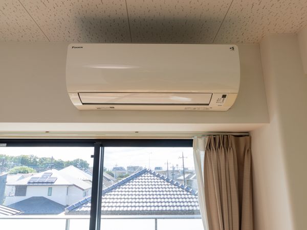 窓上の空調設備  