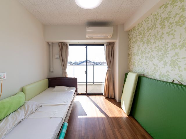 明るい個室の居室 居室   日差しが入りやすい明るい居室です。窓際にベッドを配置し、くつろぎやすい空間になっています。