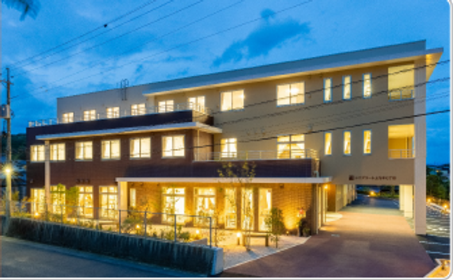 夕暮れ時の施設外観