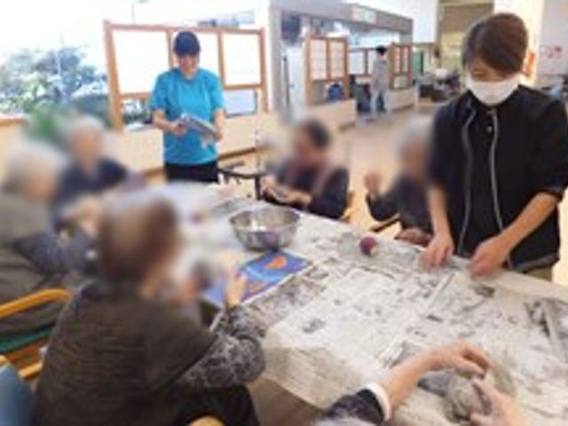 賑わう室内空間 ダイニングルーム 笑顔があふれる明るい場所で、利用者同士が交流を楽しんでいます。自然光もたっぷり入っています。