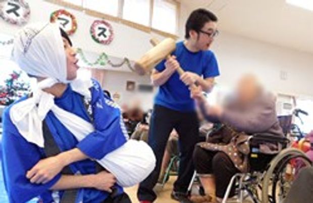 にぎやかな室内