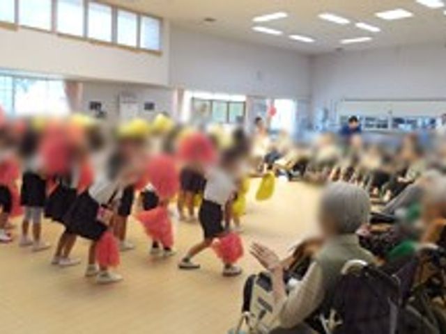 人々が集う多目的室 多目的室 広々とした多目的室で、住人が楽しく交流できるイベントが開催されています。自然光が差し込み、明るく快適な空間での介護の現場を体感できます。