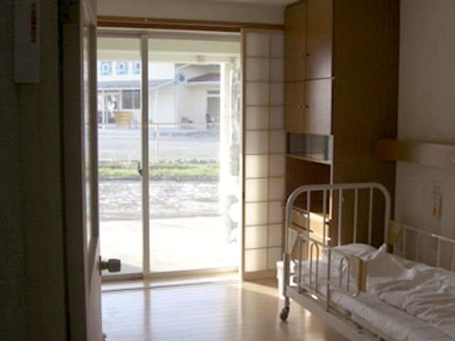 広々とした明るい居室 居室 ゆとりを感じる居室です。窓からの陽光が部屋を照らし、明るく穏やかな雰囲気が伝わってきます。