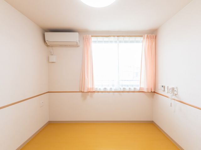 明るい洋室の一角 居室 清潔感溢れる居室です。大きな窓からは自然光が入り、心地よい日常を過ごせます。