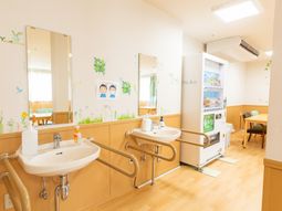 明るい洗面所と自動販売機