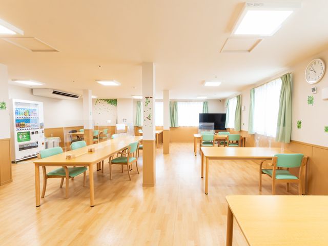 明るく広い食堂空間 ダイニングルーム 広々とした明るい食堂では、共に食事を楽しむ和やかな時間を提供しています。窓からは自然光が差し込み、居心地の良い場所です。