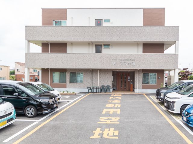 清潔感のある建物エントランス 外観 落ち着きのある色合いの建物前には、広々とした駐車場が備わっており、迎える空間も明るい雰囲気です。