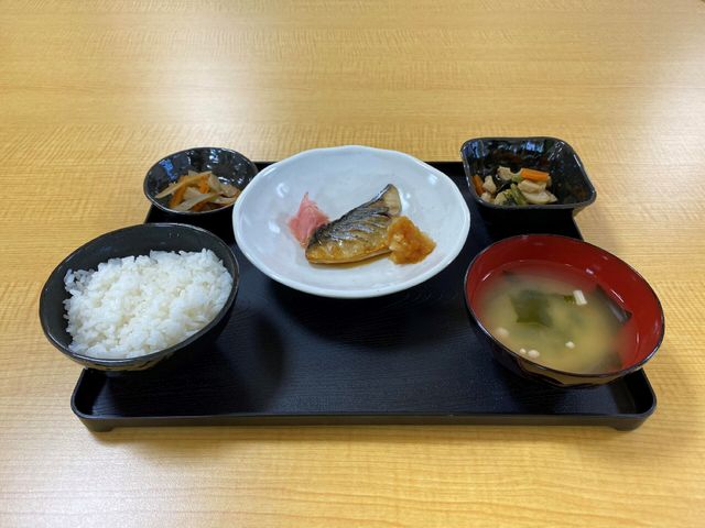 和風の健康的な食事 食事 栄養バランスを考えた和風のメニューが並び、健康を支える食事が提供されています。温かな雰囲気の中で、美味しい食事を楽しめる環境です。