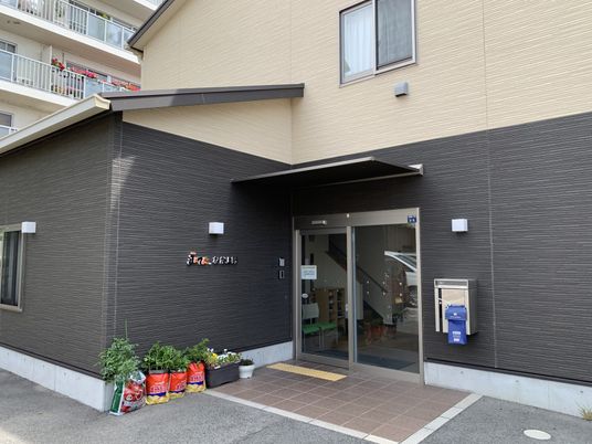 エントランスの明るい外観