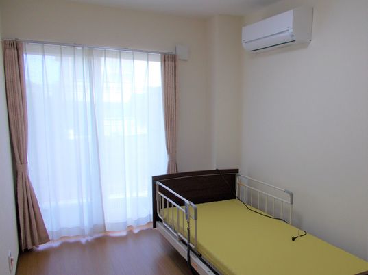 明るい居室の一角