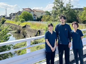 屋外で並ぶスタッフ  