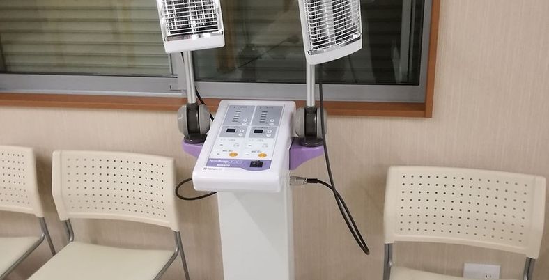 リハビリ用機器と椅子の機能訓練室