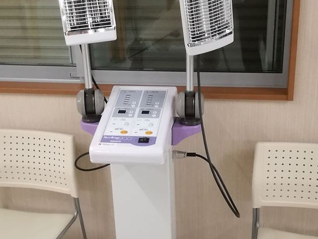 リハビリ用機器と椅子の機能訓練室 機能訓練室 機能訓練室には、体をサポートするための機器が設置されており、リハビリに最適な環境が整っています。