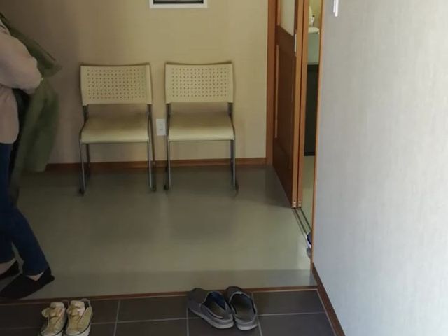 明るい玄関スペース 廊下 自然光が差し込む玄関エリアです。すっきりした設計で訪問者を温かく迎えます。