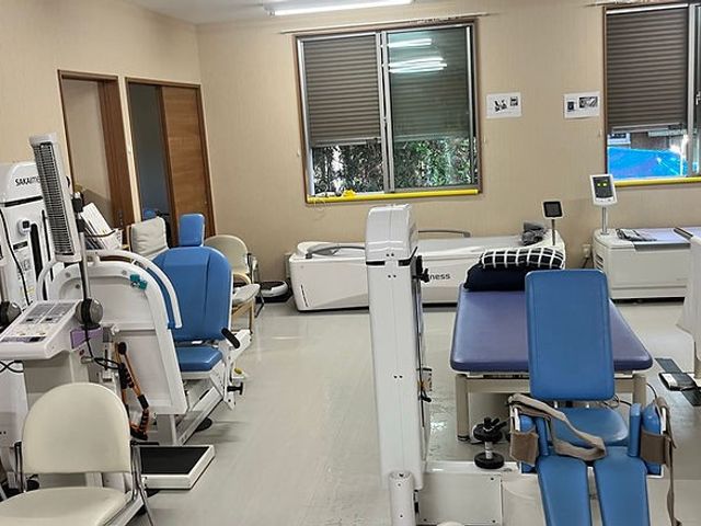 機能訓練のための部屋 機能訓練室 自然光が入り明るい訓練室で、多様な設備を使ってリハビリ活動が行えます。