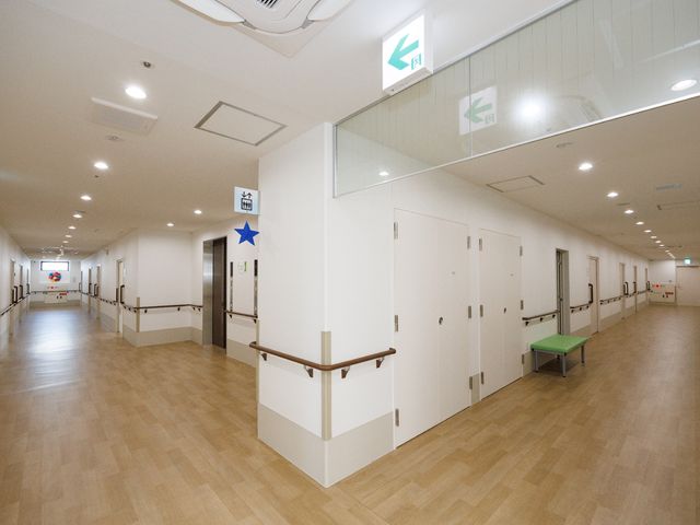 広々とした明るい廊下 廊下 手すり付きの広くて明るい廊下は安全かつ快適な移動を支援します。利用者の方々の日々の暮らしをサポートするための配慮が行き届いています。