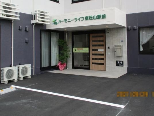 施設の出入口外観  