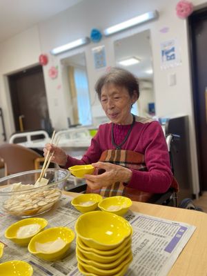 お料理をする笑顔の女性