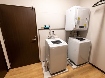 洗濯機と乾燥機のある室内