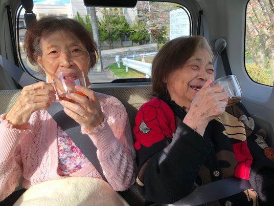 お茶を楽しむ高齢者二人