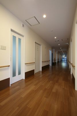 整った廊下のハンドレール