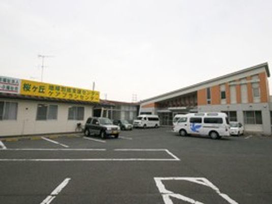 駐車場のある施設外観  