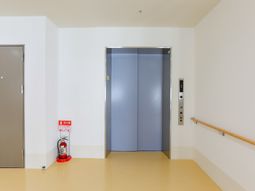 清潔なエレベーター通路